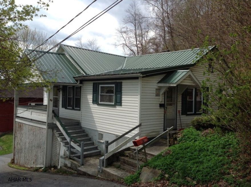 Nice 2 bedroom starter home!! ALL NEW in 2005 hot water furnace, thermopane windows, vinyl siding, metal roof, wiring, spouting and the barn painted. New 2013 Hot water heater 40 gal with 6 yr. warranty.  Hardwood flooring throughout. Very clean property. The barn is 36x28 2 floors. The bottom floor has 2 garage stalls, dirt and concrete flooring and storage and with 100 amp electric. The upstairs has lots of storage and 1 garage stall with 60 amp electric.  Barn has been well maintained.