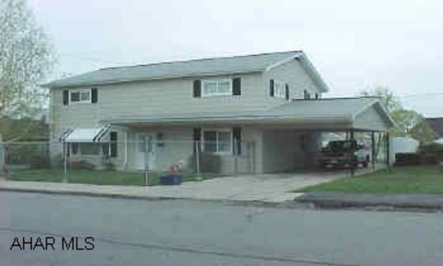 Very well maintained home with nice fenced yard. New roof 1998.   Very well maintained home with nice fenced yard. New roof 1998.