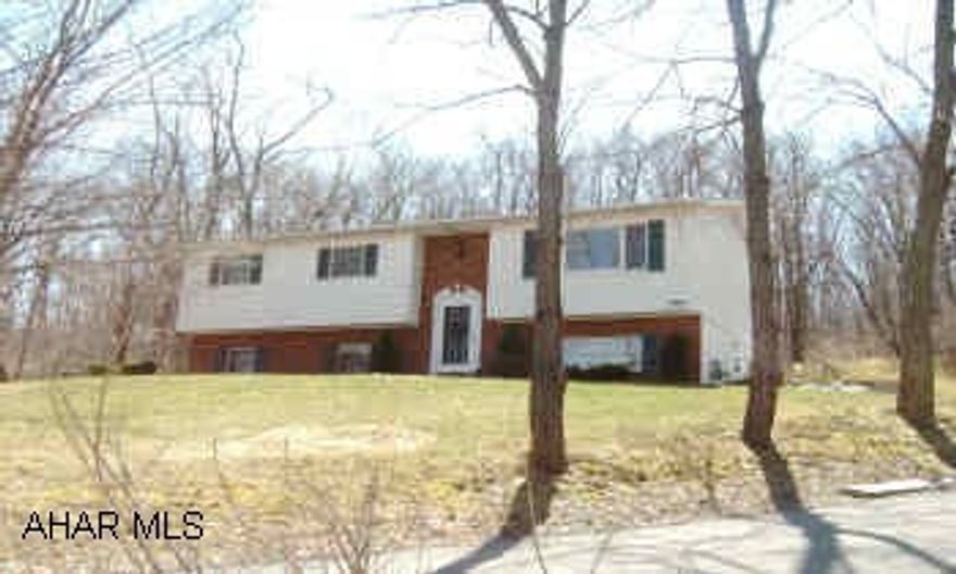 Home warranty included. Large rooms, large private lot. Small fenced area for kids or pets. Toytown area. Home warranty included. Large rooms, large private lot. Small fenced area for kids or pets. Toytown area.