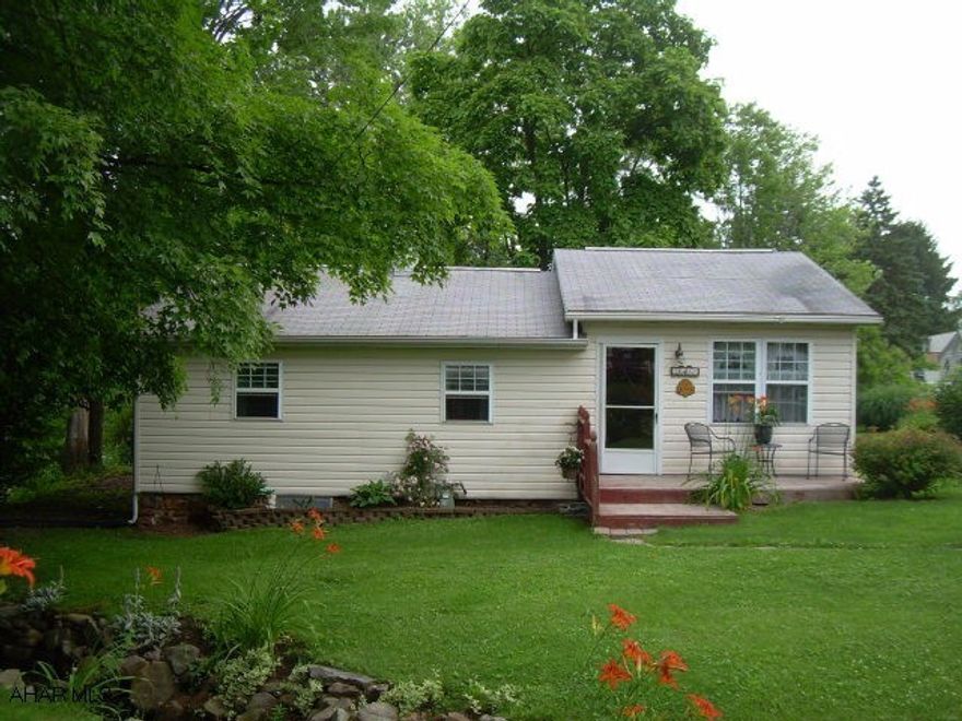 Downsizing Or Just Starting Out, Great 1 Story On 75 X 170 Lot.  Home Features Lots Of Pleasures, Starting With A Great Family Room.  The Additions Was Built Handicap Accessible W / A 4' Shower Walk-In, In Bath.  Side Patio W / Gazebo, 2 Bedrooms, 2 Baths.  Motivated Sellers.