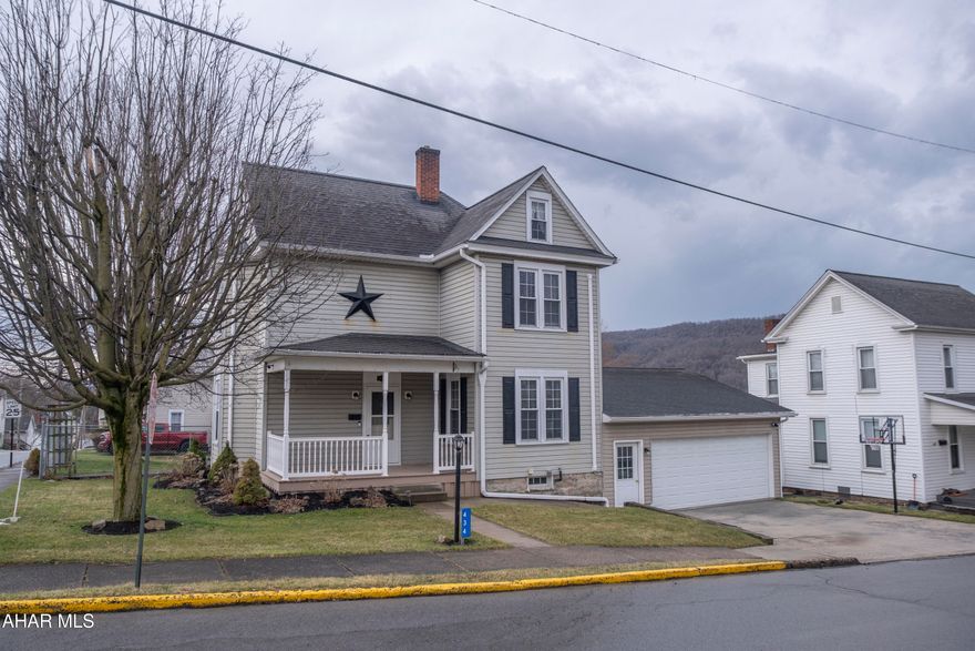 A charming new listing just hit the market in the heart of Roaring Spring! This 3-bedroom, 1-bath home offers comfortable living with a practical layout that's perfect for families, first-time buyers, or anyone looking for a cozy place to call home. Conveniently located close to local shops, schools, and community amenities, this property combines small-town charm with everyday convenience.