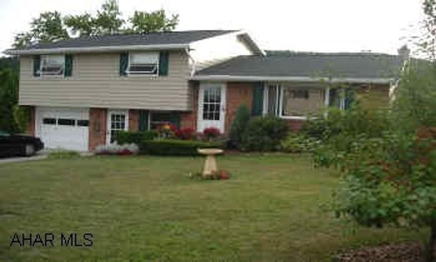 VERY NICE SPLIT LEVEL ON LARGE LOT. 3 BEDROOMS, FORMAL DINING ROOM, SUPER SCREENED DECK WITH SKYLIGHTS.  WELL LANDSCAPED, LEVEL LOT.