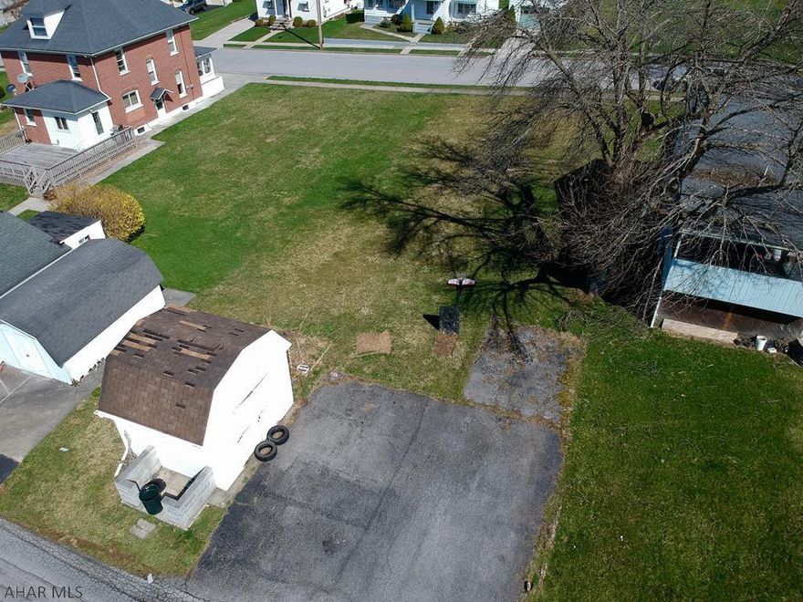 Buildable lot in Roaring spring with natural gas and public water/sewer available.  Home at 921 Franklin St. will be listed on 4/19 which adds to the possibilities as the lot is situated across the alley from this home.