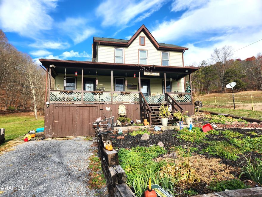 3 bedroom, 1 bath home on 12 acres.  Mostly wooded land with a fenced pasture.
For comparable sale purposes only.