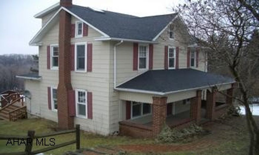 CALL DAN PETERS TO SCHEDULE 932-1655 LARGE 5BD 2.5BA FARMHOUSE ON 1 ACRE IN LORETTO. EXCELLENT VIEW. STUDENT RENTAL AS OF 5/15 AT $1500MO PLUS GAS/ELECTRIC/TRASH.