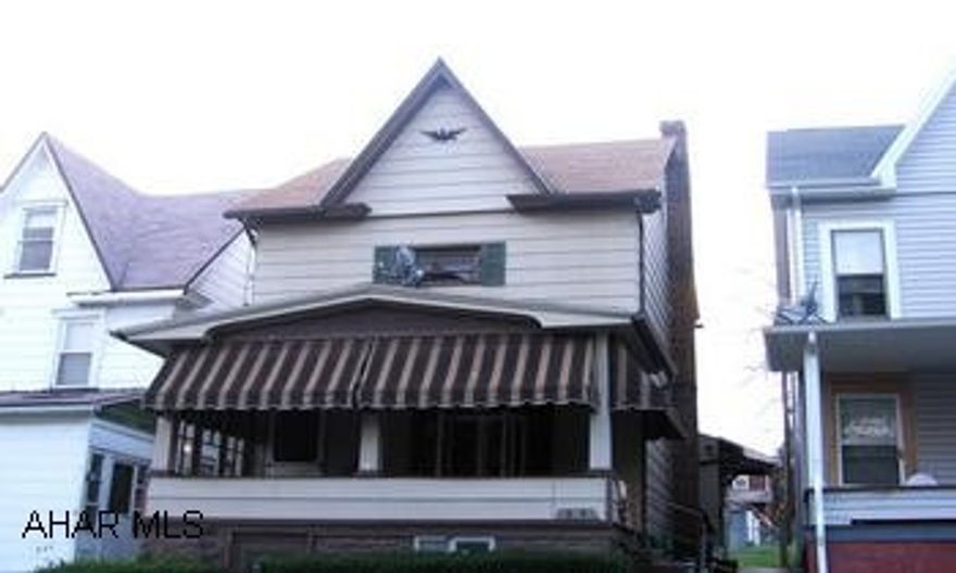 Must see inside! Very spacious rooms, 2-3 bedrooms, fenced-in yard, off-street parking.  Motivated Seller! Must see inside! Very spacious rooms, 2-3 bedrooms, fenced-in yard, off-street parking.  Motivated Seller!