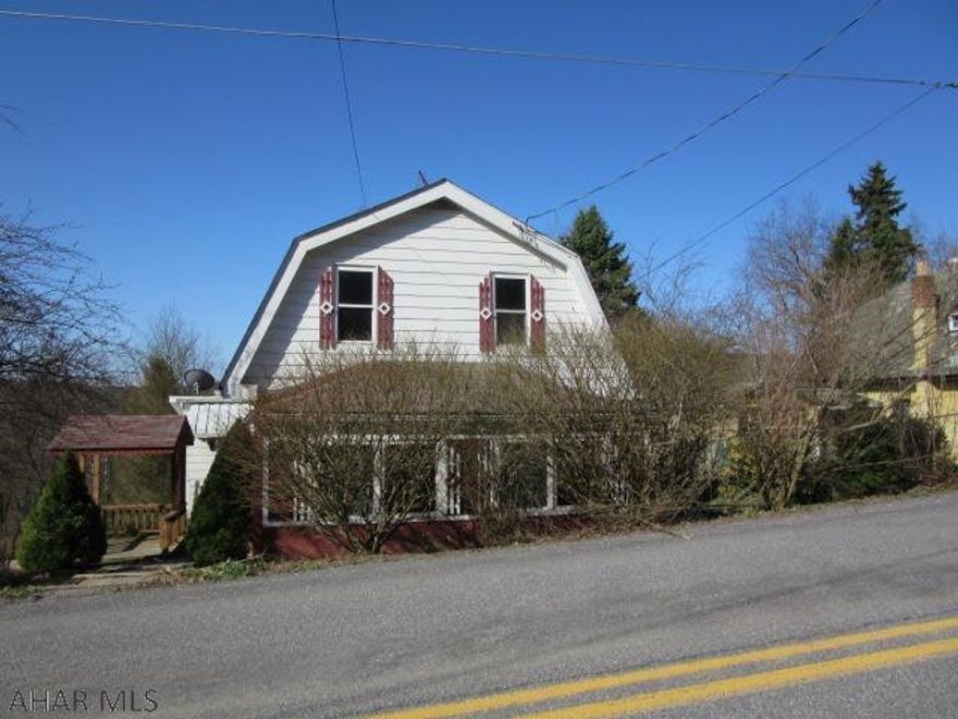 Quiet street, 2 bedroom, 1.5 bath house, spacious living room, brick accent, walk-out basement, Property was built prior to 1978 and lead based paint potentially exists