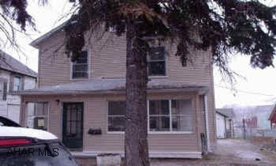 24  HOUR NOTICE TO SHOW ALL APPOINTMENTS  THROUGH LOUANN ONLY Large two story , hardwood floors. convenient location, driveway is shared drive way , call Louann for details