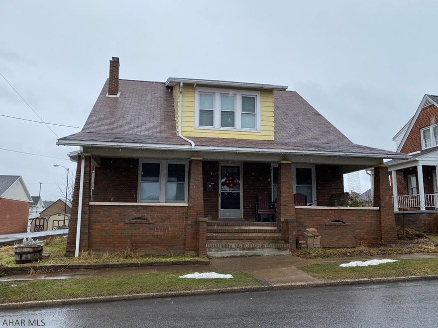 This is a well constructed home on a large level lot.  Great floor plan with plenty of closets for storage.  A must see!!!  It is up to the buyer or buyer's agent to verify square footage, taxes etc.