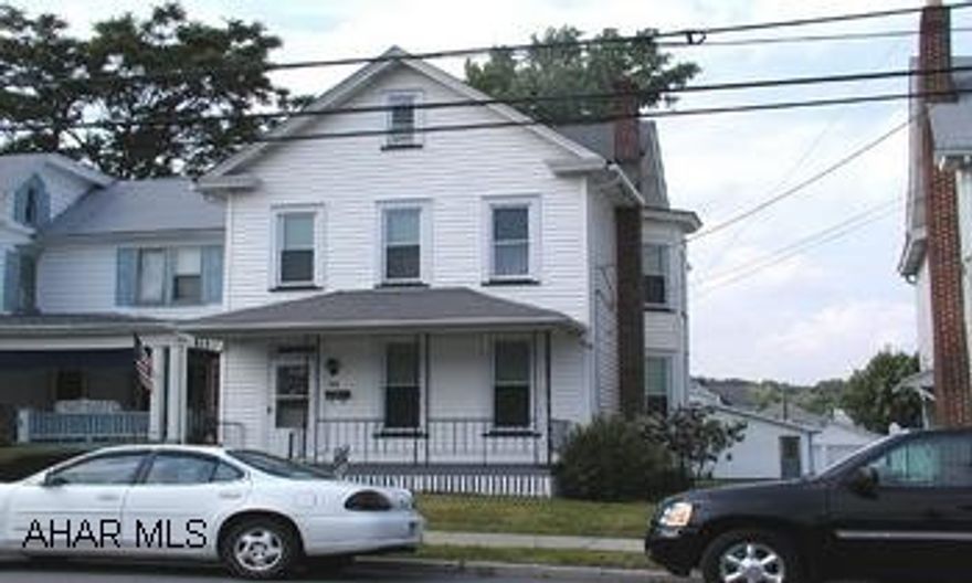 2 1/2 story, 3 bedroom home in nice residential neighborhood. Modern kitchen. 2 car detached garage. 2 1/2 story, 3 bedroom home in nice residential neighborhood. Modern kitchen. 2 car detached garage.