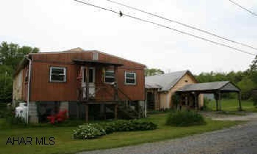 Ideal country cottage located in Camp Wayside area near Dunnings Creek. Eat-in kitchen, heated sun  room, covered breezeway. Large yard w/pine trees. Previously used as full-time residence.