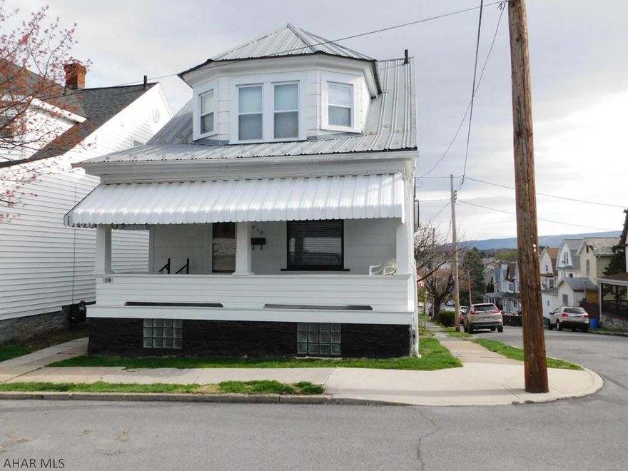 This home is clean modern and bright and absolutely move in ready!!  1 car integral garage and fenced yard large enough for the pet and yet small enough to not spend your weekend mowing.  New metal roof, 200 amp electric, updated kit & bath.  A great house for the price!!!!  Call listing agent for your private tour.