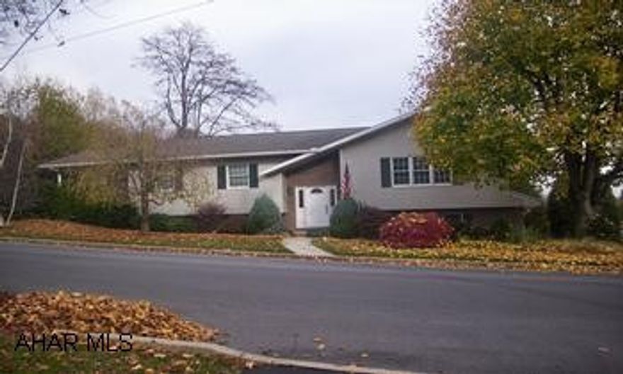 Beautiful home on outskirts of Bedford, turn key condition. Screened private patio 11 1/2'x18'; natural gas kenmore grill; propane fireplace; central vacuum: new water heater; 2 car garage with heat and a/c" 8'x12' outdoor shed with loft and electricity.