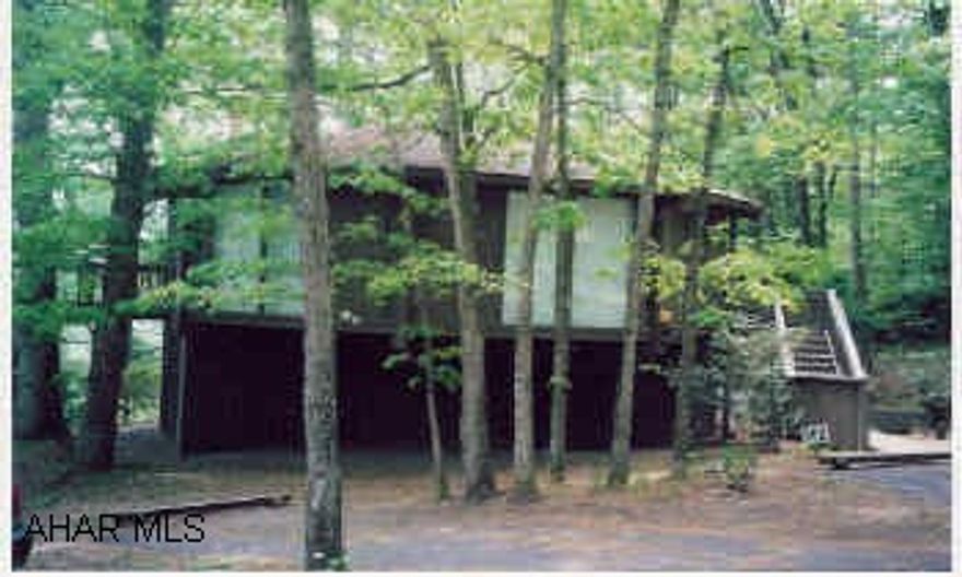 Octagonal "Topsider" Home overlooking the Bedford Springs Golf Course.  Great year-round or vacation home. Excellent condition.