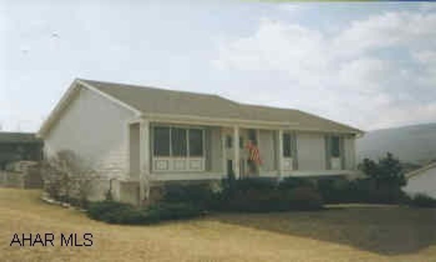 SPACIOUS SPLIT ENTRY IN ROLLING HILLS, FENCED YARD, CENTRAL AIR, BRIGHT AND CHEERFUL.