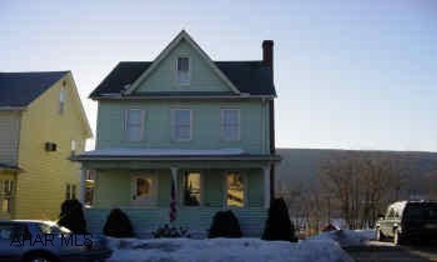 Nice starter or a great investment.  3 bedrooms, 1 bath, livingroom/diningroom, kitchen, computer room all on nice 35x120 lot. Nice starter or a great investment.  3 bedrooms, 1 bath, livingroom/diningroom, kitchen, computer room all on nice 35x120 lot.