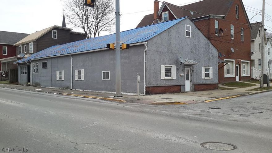 Great investment opportunity! Used to be a 3 unit apartment. Use your imagination to bring this building back to generate revenue! Great location and many possibilities!! Call for you showing!