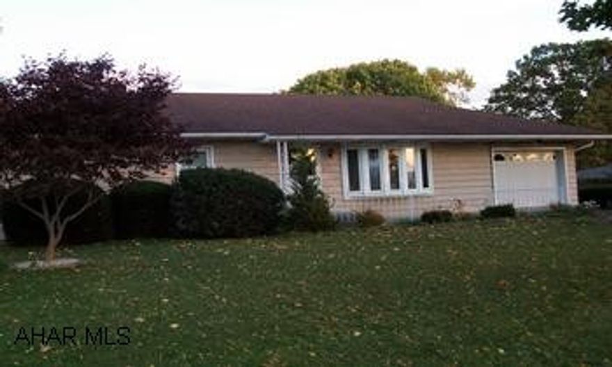 3 BEDROOM RANCH, GOOD MECHANICS, GREAT VIEW, HARDWOOD FLOORS THROUGHOUT, FIRST FLOOR LAUNDRY, ALL ON ONE ACRE. CUSTOM BUILT QUALITY THROUGHOUT.  NEWER MECHANICS, NICE FLOOR PLAN, LARGE SUNROOM TO TAKE ADVANTAGE OF THE VIEW, ON A PRIVATE ACRE.  PRICED TO SELL $144,900.  CALL GLORIA 931-4261.