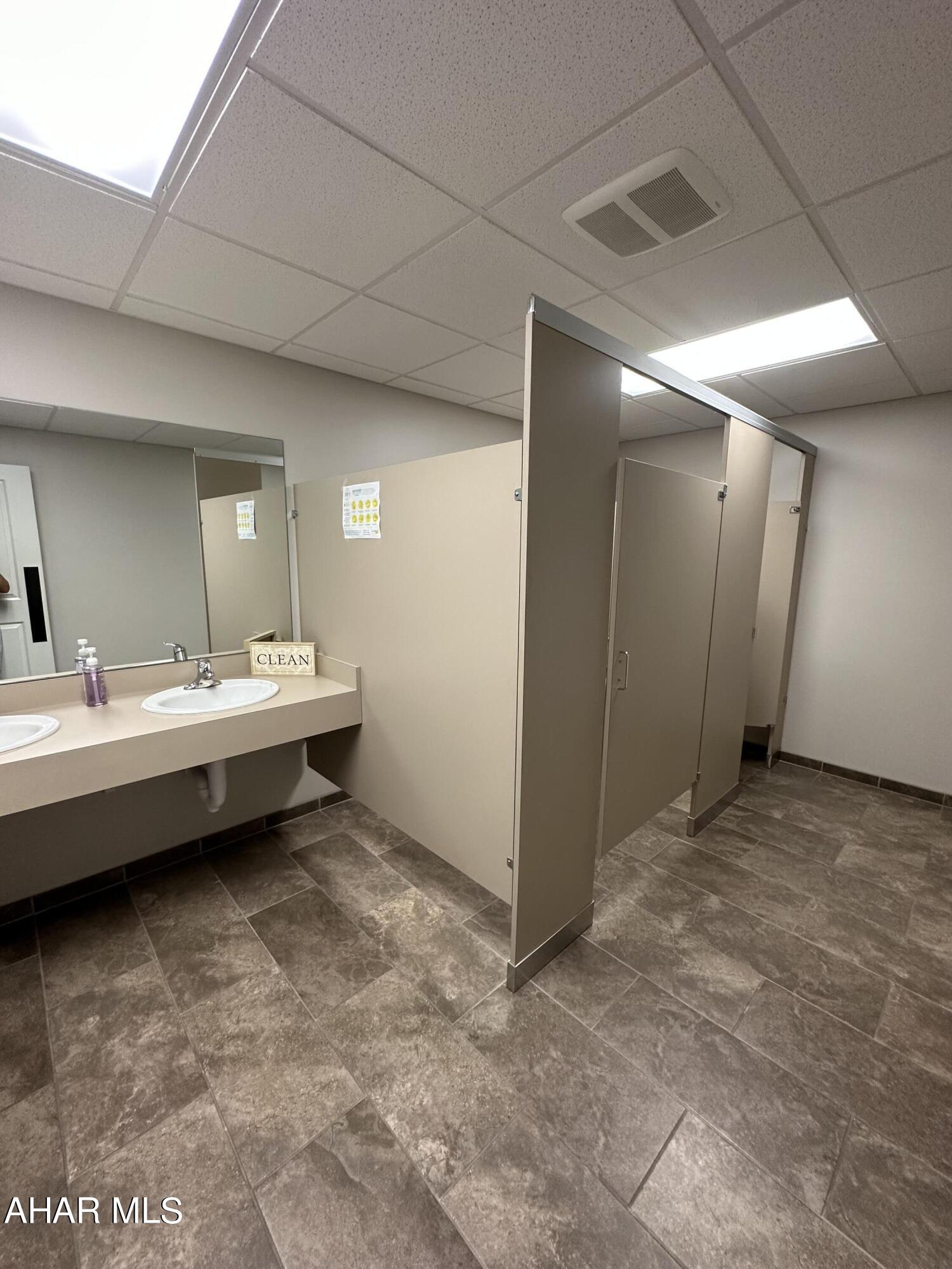 Unknown - Commercial Lease