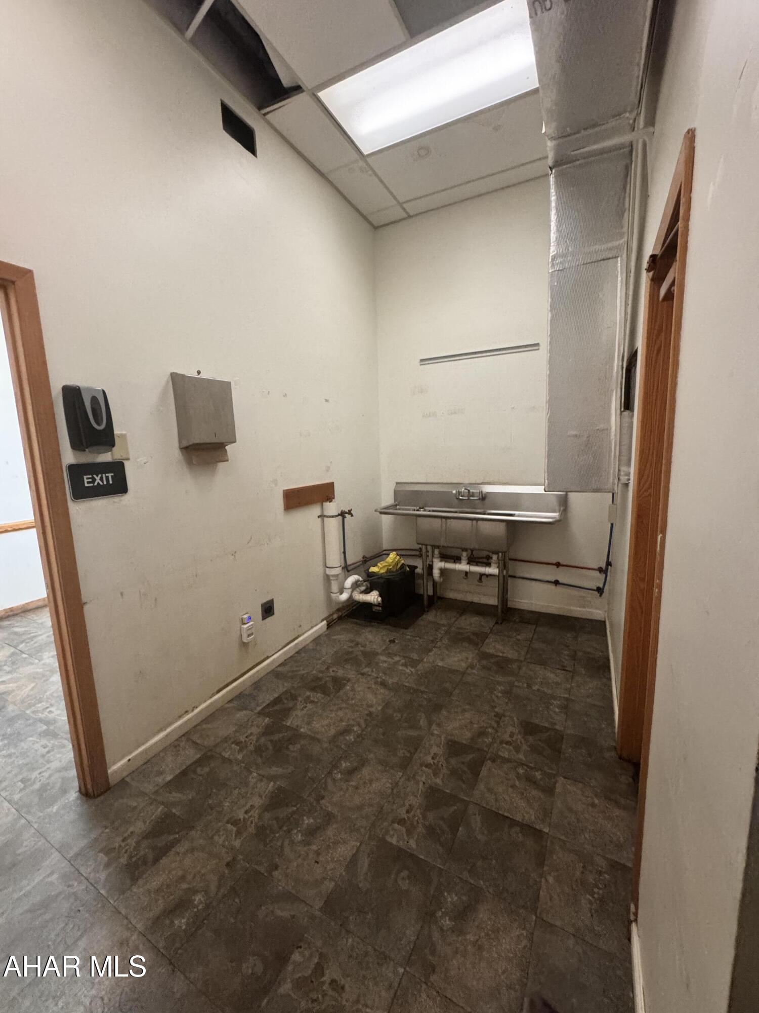 Unknown - Commercial Lease