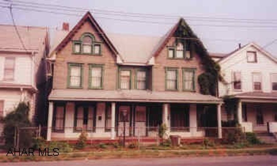 HANDYMAN. 1 SIDE HASN'T BEEN LIVED IN FOR OVER 40 YEARS. SOLD "AS IS". 3 BEDROOMS EACH SIDE.