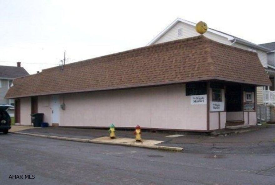 Great office or small business location.  Open floor plan approximately 1170sq Ft.  Great to use as an insurance office, accounting office, beauty shop, or to start your own business. Zoned light commercial and has two storage units to help pay for mortgage.  Call today!