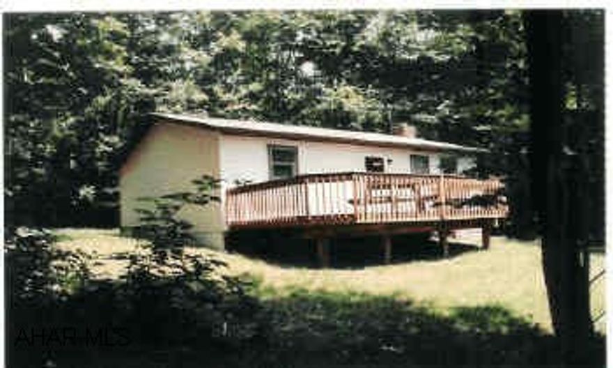 Nice Ranch Style home, rustic, near hunting and hiking areas, Shawnee State Park and the lake, and local ski area. 2BR/1BA with comfortable living room/kitchen area. Subdivision restrictions apply.