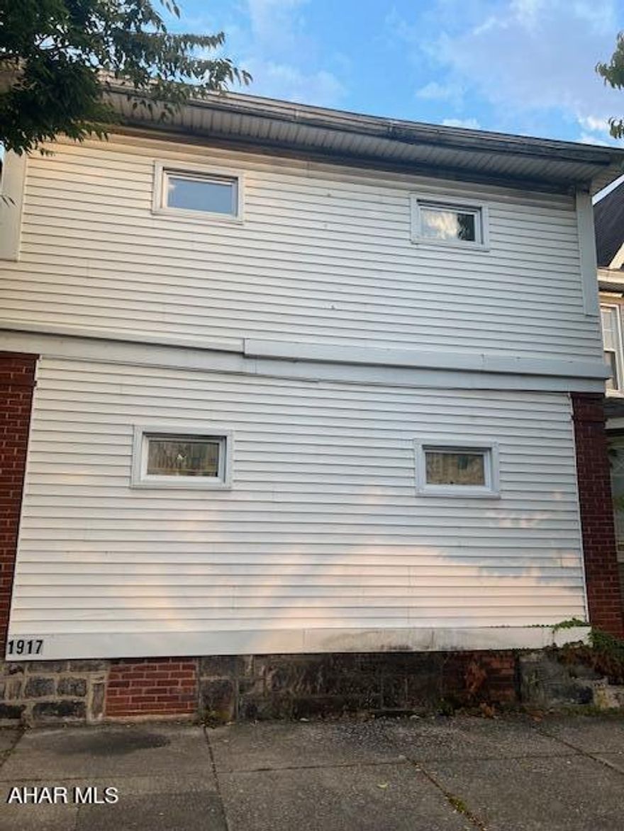 GREAT INVESTMENT PROPERTY! THIS 2 UNIT APARTMENT IS BEING SOLD AS IS.
SELLER WILL MAKE NO REPAIRS. 
BUYER TO VERIFY TAXES AND SQUARE FOOTAGE.