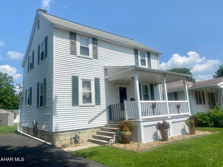 Located in Toy Town this 2 bedroom 1 full bath home is waiting for you!  Whether you are just starting out, or looking for an investment this property has it all.  Schedule your showing today!