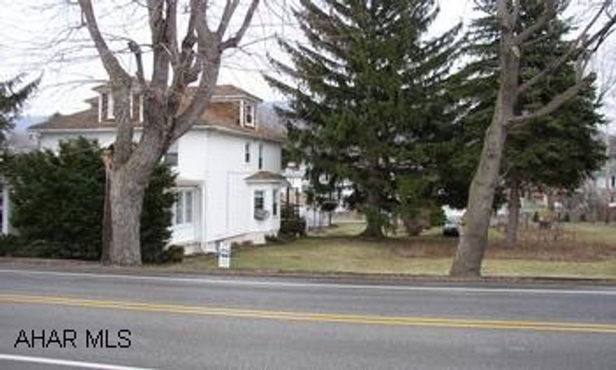 EAST END. FOUR BEDROOM W/1.5 BATH ON 100X120 LOT SIZE. RARE OPPORTUNITY, GREAT NEIGHBORHOOD, LARGE LOT. ALL APPLIANCES INCLUDED. THIRD FLOOR COULD BE 5TH BR. EAST END. FOUR BEDROOM W/1.5 BATH ON 100X120 LOT SIZE. RARE OPPORTUNITY, GREAT NEIGHBORHOOD, LARGE LOT. ALL APPLIANCES INCLUDED. THIRD FLOOR COULD BE 5TH BR.