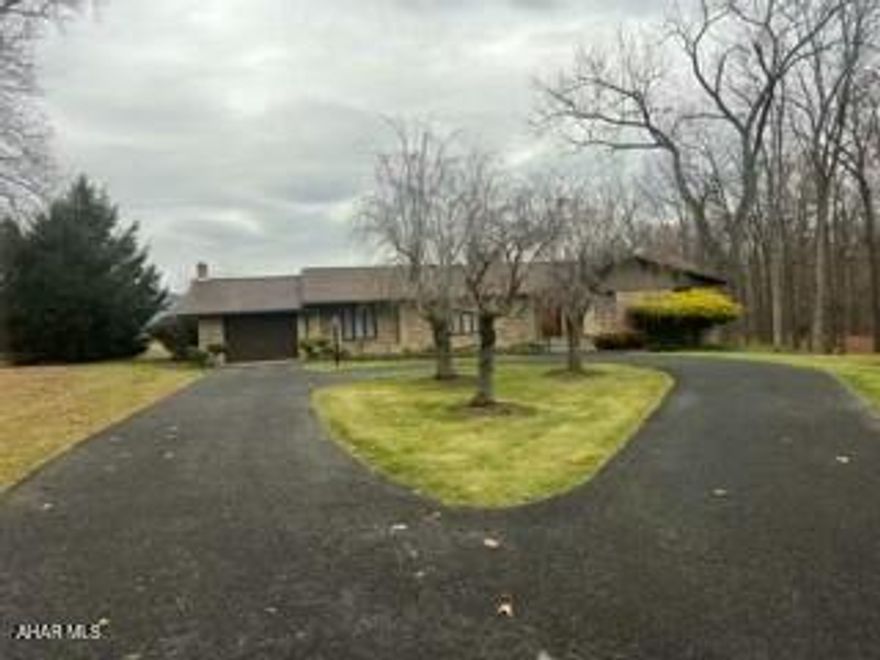 AMAZING LOCATION WITH A CUSTOM BUILT BRICK HOME IN EXCELLANT CONDITON. THIS HOME HAS BEEN WELL MAINTAINED FROM ORIGINAL OWNERS/FAMILY . THE FANTASTIC VIEWS FROM BACK YARD IS BREATHTAKING AND WILDLIFE IS PLENTIFUL . IT IS VERY CLOSE PROXIMITY TO HOSPITAL, GROCERY STORE  AND WALMART. THIS HOME IS VERY PRIVATE . CALL FOR YOUR TOUR TODAY?