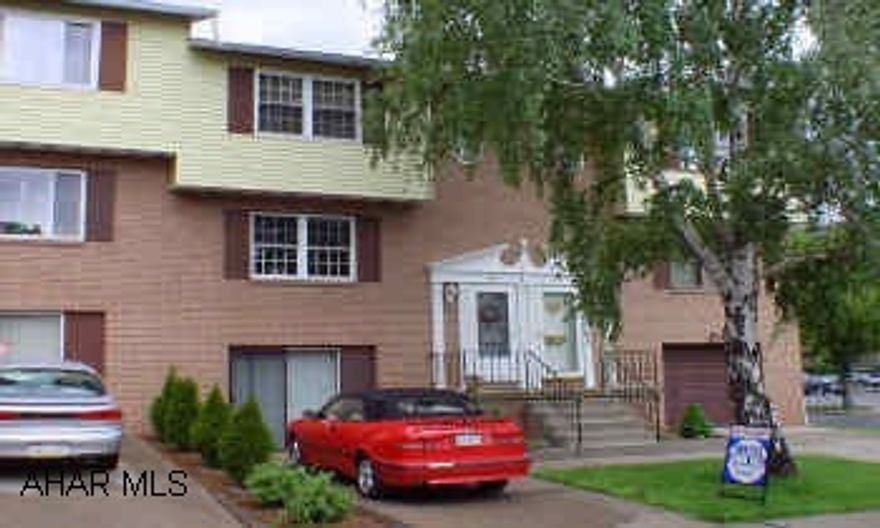 TOP-NOTCH TOWNHOUSE WITH A TOUCH OF CLASS. TOP-NOTCH TOWNHOUSE WITH A TOUCH OF CLASS.