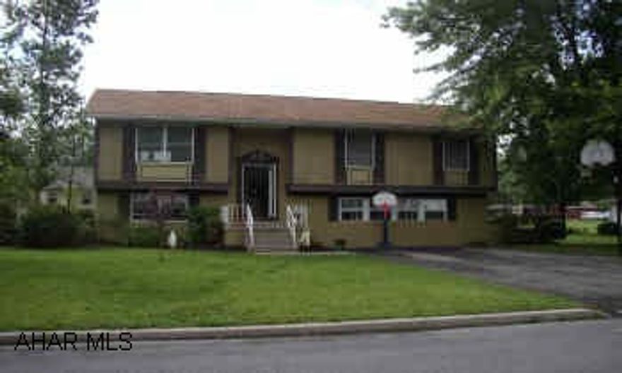 SPACIOUS FOUR BEDROOM ON LARGE FLAT LOT. PRIVATE REAR PATIO. SALE INCLUDES ALL KIT. APPLIANCES. THIS HOUSE IS HANDY TO EVERYTHING IN HOLBG. PRICED TO SELL! SPACIOUS FOUR BEDROOM ON LARGE FLAT LOT. PRIVATE REAR PATIO. SALE INCLUDES ALL KIT. APPLIANCES. THIS HOUSE IS HANDY TO EVERYTHING IN HOLBG. PRICED TO SELL!