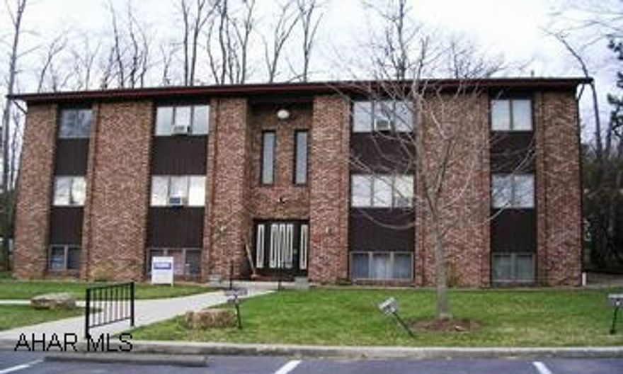 NICE TERRACE LEVEL CONDO. ASSOC. FEE COVERS W/S, COMMON AREAS, SNOW AND LAWN, TRASH. NO PETS. HOME WARRANTY. NICE TERRACE LEVEL CONDO. ASSOC FEE COVERS W/S, COMMON AREAS, SNOW AND LAWN, TRASH. NO PETS. HOME WARRANTY.
