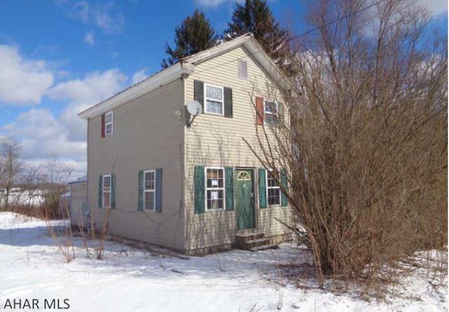 Great opportunity to own this single family home. Home features family room, and kitchen. Property is convenient to restaurants and shopping area.