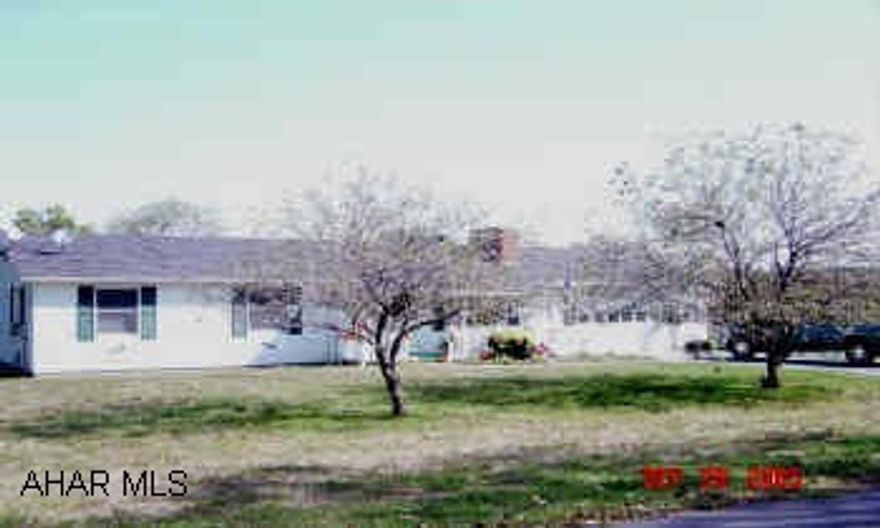 Beautiful & bright 1 story w/2-3 bedrooms- eat in kitchen w/laminate floor.3 seasons room - 2 car garage, newer carpeting & shed on 1 acre.