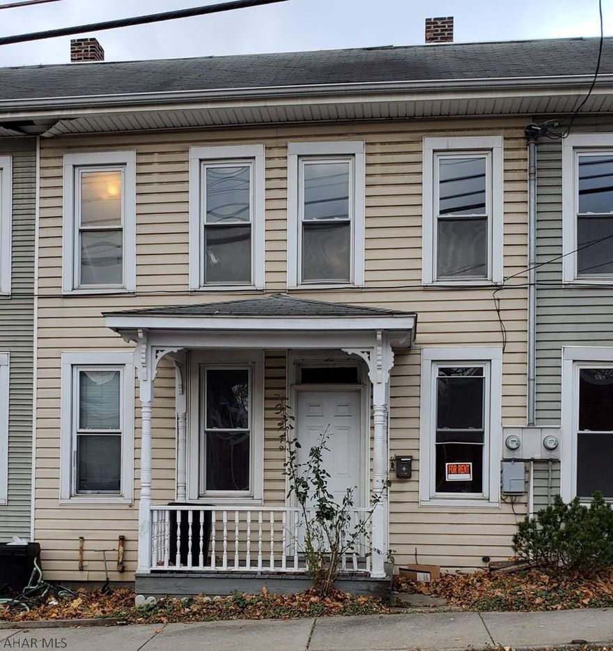 Great location in downtown Everett!  2 bedroom, 1 bath apartment with living room, dining room and kitchen.   Fenced back yard and front porch.   Walking distance to shops and school.  $650 monthly, $650 security deposit.  Tenant pays electric and heat.  Landlord pays garbage and $150 per quarter toward water.    Pet considered with additional fee.  Call today for showing!