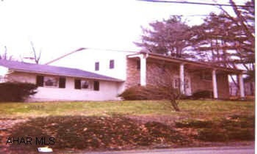 SPACIOUS BI-LEVEL. LARGE FAMILYROOM WITH WET BAR. 3.364 ACRES. VERY PRIVATE. NEWLY CARPETED AND NEW ROOF. CALL LISTING AGENT WALLY ROSSI 949-2354.