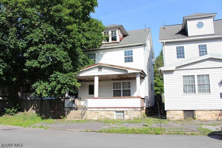 3 bedroom 1 full bath home in the East End area of Altoona!  The home features central air and off-street parking.  New water meter!