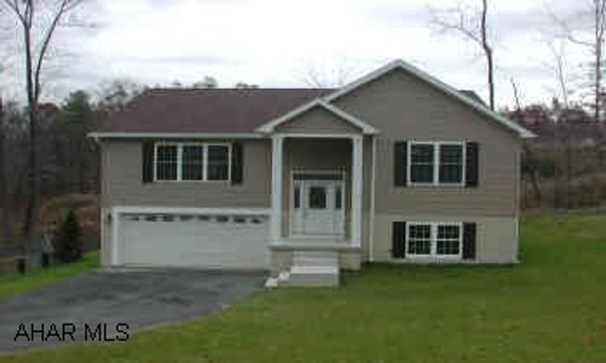 Bright Open Floor Plan!  3 Bedrooms, Master bedroom vaulted ceiling with walk in closet, 2 baths, ceramic floors in Foyer, Kitchen & Bath.  2x6 exterior walls.  Many upgrades!! 2 car garage in great location! Bright Open Floor Plan!  3 Bedrooms, Master bedroom vaulted ceiling with walk in closet, 2 baths, ceramic floors in Foyer, Kitchen & Bath.  2x6 exterior walls.  Many upgrades!! 2 car garage in great location!