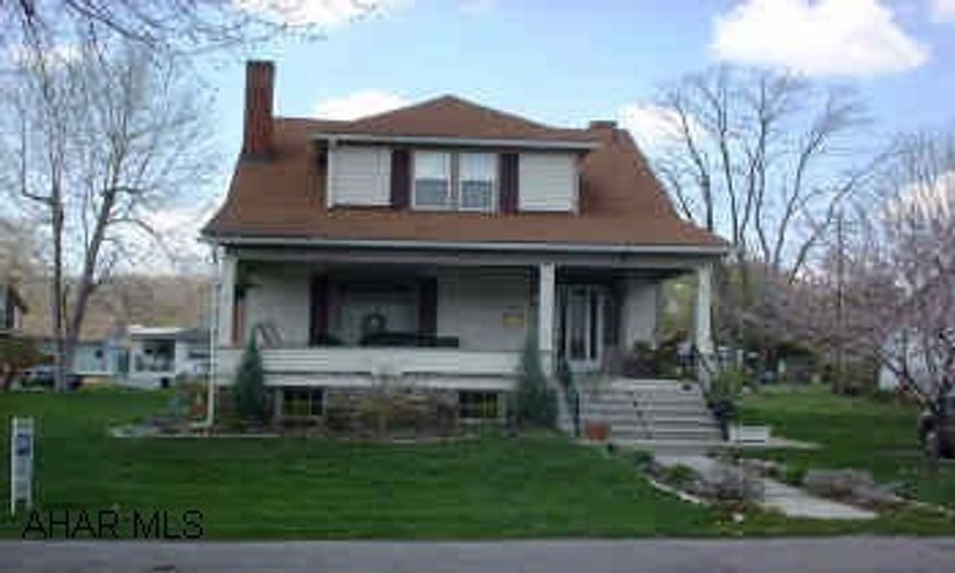 2 STORY, 3 BEDROOM, 2 CAR GARAGE. 75X120 LOT. FAMILYROOM WITH FIREPLACE. FORMAL DINING ROOM. NEW WINDOWS, NEWER SHINGLE ROOF, NEWER FURNACE WITH CENTRAL AIR.