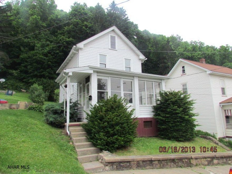 Off the beaten path, large lot backing up to the woods, enclosed front porch, 2 bedrooms, 1 bath, some tlc will make this the perfect home.