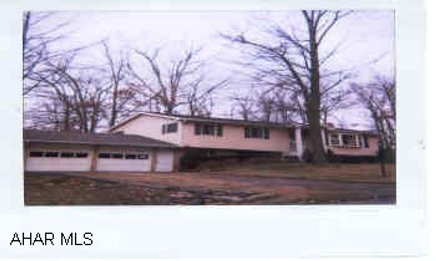 Beautiful Bi-Level w/full finished basement and new florida room off DR new vinyl siding, new roof. lots of living space.   Must see to appreciate.