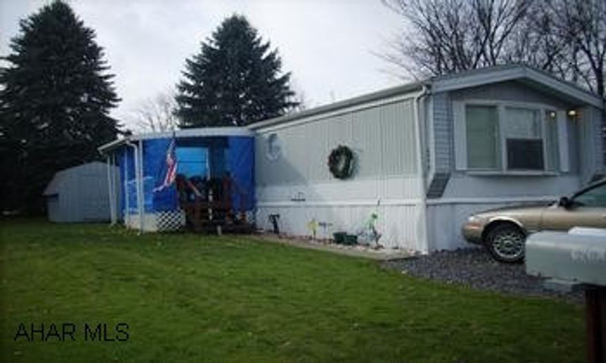 14X70 1993 SKYLINE W/ SHED-RENTED LOT. SUPER 3 BEDROOM 1993 SKYLINE 14X70. ALL APPLIANCES AND LR, BEDRM FURNITURE AND KITCHEN SET STAY, SUPER LOCATION-SHED STAYS.