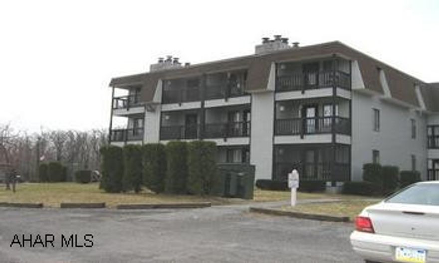 Cute condo. 1BR, 1BA sleeps 6. Balcony overlooks pool and tennis courts. Assoc. dues 148/mo includes trash, cable, exterior maintenance, use of pools and tennis courts.