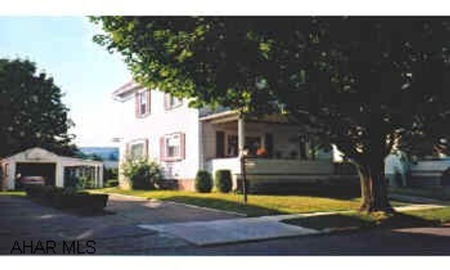 Super nice home! Well landscaped lot with covered patio off garage. Move right in. Good convenient location. Replacement windows, CA, plaster walls. Super nice home! Well landscaped lot with covered patio off garage. Move right in. Good convenient location. Replacement windows, CA, plaster walls.