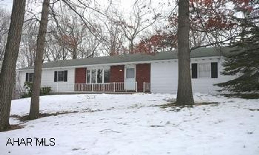 NICE HOUSE SITTING ON 1.03 ACRES, LG LR, DINING ROOM, CUTE KITCHEN, FULL BASEMENT, FAMILY ROOM. "AS IS" NICE HOUSE SITTING ON 1.03 ACRES, LG LR, DINING ROOM, CUTE KITCHEN, FULL BASEMENT, FAMILY ROOM. "AS IS"