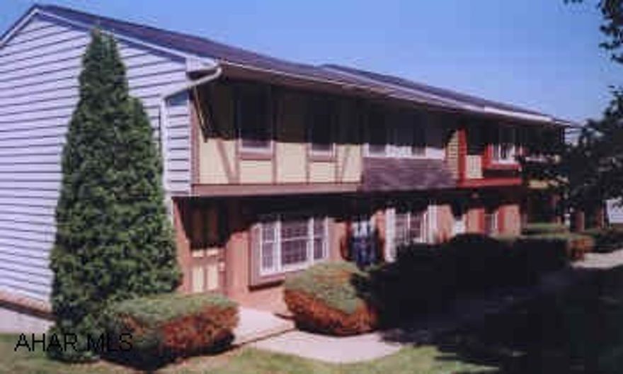 4 UNIT TOWNHOUSE BUILDING IN PENN FARMS. 79-4. NEWLY CARPETED. WALK-OUT BASEMENT. ELECTRIC HEAT PLUS GAS.