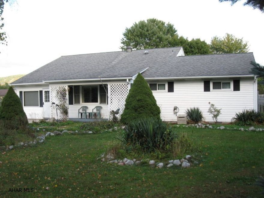 Great 3 bedroom 1.5 bath Ranch home on a dead end road in the Spring Cove School District. Large family room (wired for surround sound)...multiple heating sources...fenced back yard...concrete patio and so much more!!!