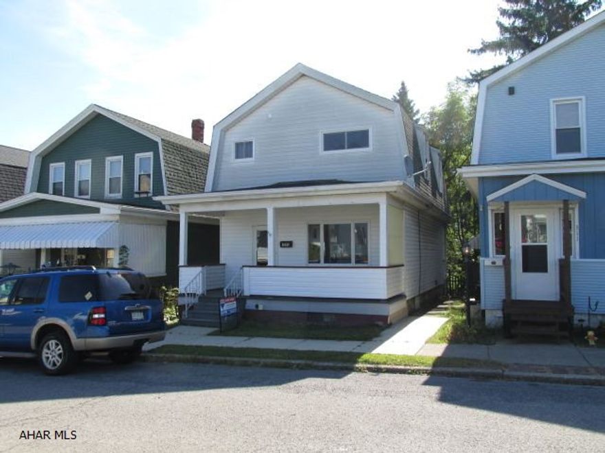 Great Starter!! Enjoy the spacious open feeling in this updated two story. New carpet, updated kitchen, gorgeous main bath! Living room, dining room, kitchen, laundry. Second floor master bedroom, bedroom 2, full bath (beautifully updated), bedroom 3. New carpet. Don't wait on this one!! Seller is motivated, will look at all offers!! New Roof, New Water line, Move in condition!!